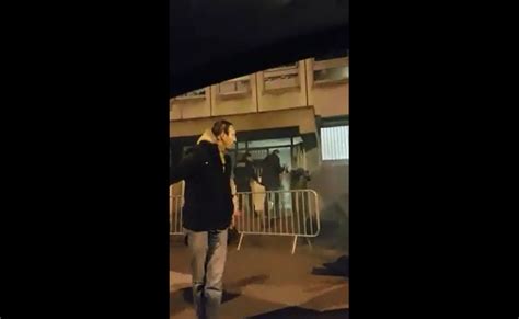 Un homme tente de s immoler devant un commissariat Vidéo Dailymotion