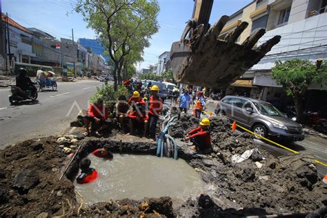 Kebocoran Pipa Pdam Antara Foto