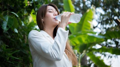 Terlalu Banyak Minum Air Putih Bisa Bikin Overhidrasi Yang Mengancam