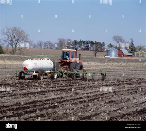 APPLYING ANHYDROUS AMMONIA TO SOYBEAN FIELD IOWA Stock Photo Alamy