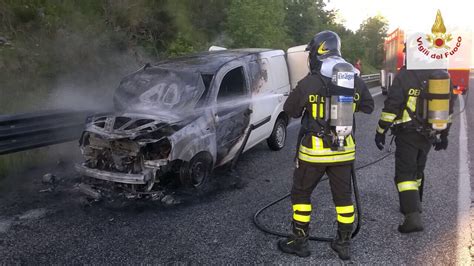 Auto In Fiamme Sull Autostrada Vigili Del Fuoco In Azione L Eco