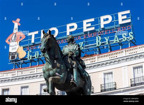 Estatua de Carlos III en la Puerta del Sol de Madrid España Stock