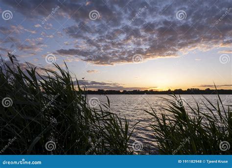 Schöner Sonnenuntergang Oder Sonnenaufgang über Einem Frühsommerabend