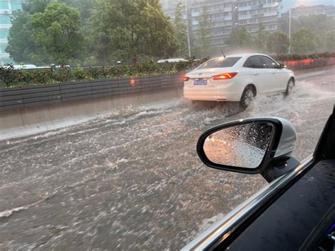 湖北宜昌遭冰雹暴雨突袭，市区街道成“冰河” 新西兰全搜索🔍 从世界看中国