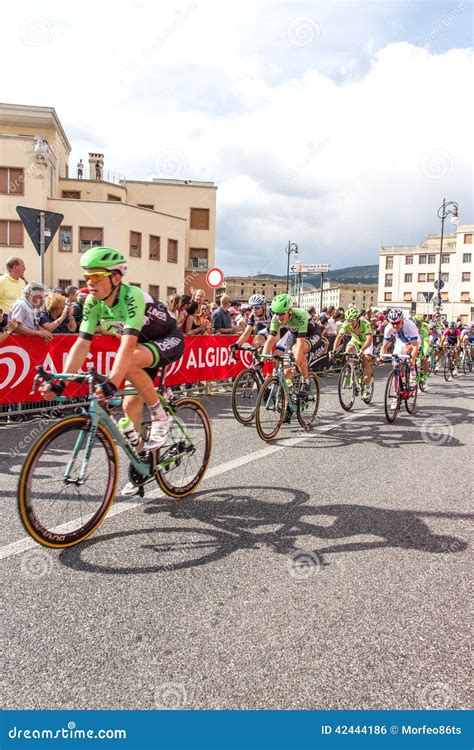 Ciclistas Que Compiten En El Giro D Italia Foto Editorial Imagen