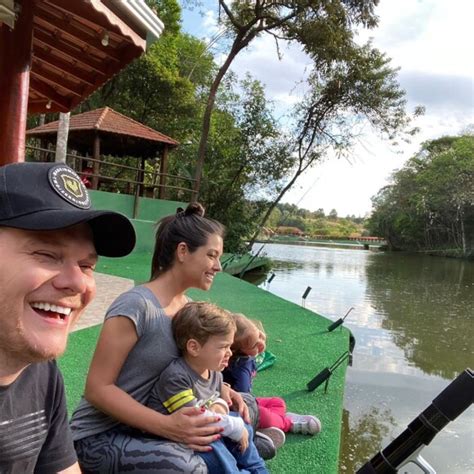 Foto Michel Teló tocou bateria em momento de lazer a mulher Thais