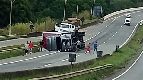 Tombamento De Carreta Bloqueia Rodovia Fern O Dias Em Extrema Mg