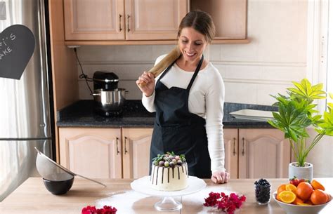 Joven Pastelero Cocinando Un Delicioso Pastel De Chocolate Casero Con