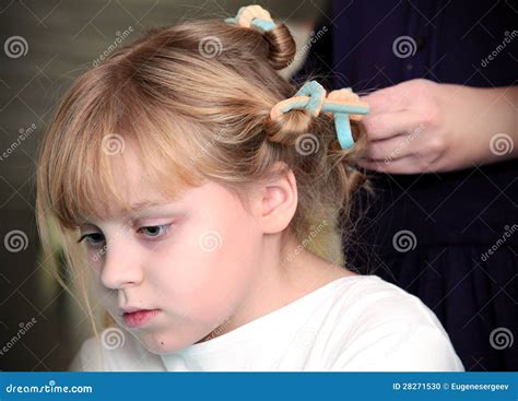 Petite Fille Russe Blonde Avec Des Bigoudis Photo stock Image du mode procédé 28271530