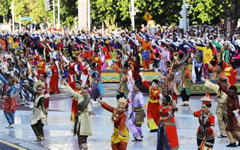 Pelajar Dakwa Sekolah Halang Pakai Busana Tradisional Kaum Lain Sambut