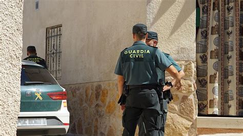 Detenido Un Hombre Por Intentar Asesinar A Su Esposa En Presencia De Su