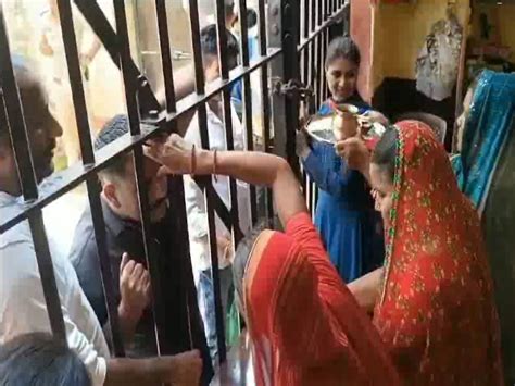 Sisters Came To Tie Rakhi To The Prisoners In Pratapgarh Jail On Raksha Bandhan प्रतापगढ़ जेल