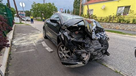 KISALFOLD A sporttelepnél karambolozott két autó Sopronban fotók videó