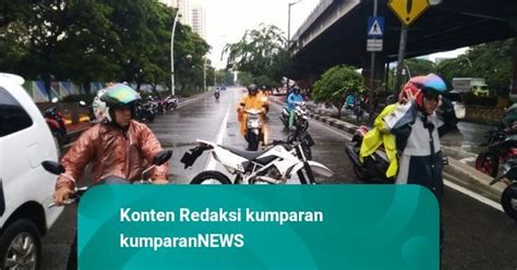 Jalan Di Depan Moi Terendam Banjir Pengendara Motor Masuk Jalan Tol