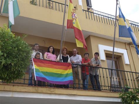 Colocación de la bandera LGTBI en el Ayuntamiento de Aljaraque