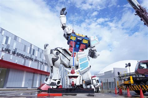 関西初、約17m「実物大ガンダム像」お披露目。万博会場の大阪・夢洲で頭部ドッキングの“上頭式” 民間パビリオン「gundam Next