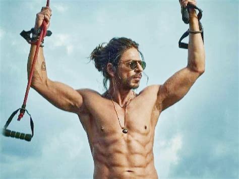 Shah Rukh Khan Gets Coaxed Into Showing Off His Abs In A Jhoome Jo