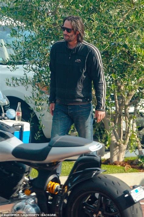 殺神基努李維 Keanu Reeves 騎重機外出墨鏡戴頭上暢飲模樣帥炸全網 JUKSY 街星