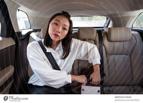 Asiatische Frau Ffnet Tasche Auf Dem R Cksitz Eines Taxis Ein