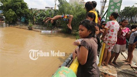 Foto Foto Sejumlah Bocah Melompat Dari Ketinggian Jembatan Memanfaatkan