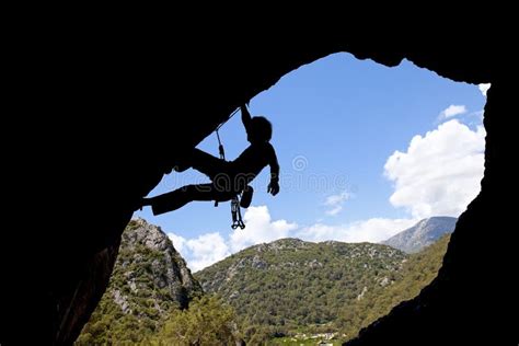 Silhueta Do Montanhista De Rocha Foto De Stock Imagem De Escalada