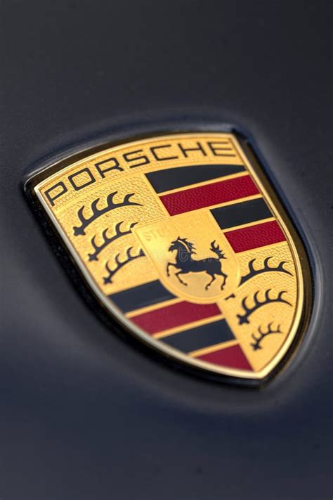 Escudo Emblema Del Logotipo De La Placa Porsche En Una Carrera