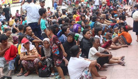 Berharap Angpao Ratusan Pengemis Ramaikan Kawasan Petak Sembilan