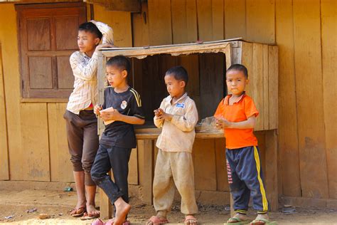 무료 이미지 남자 보행 사람들 놀이 아이 휴가 관광객 축하 아시아 사람 주황색 커뮤니티 휴일 어린이