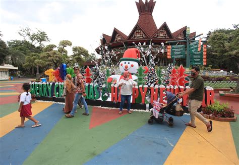 LIBUR TAHUN BARU DUFAN ANCOL ANTARA Foto