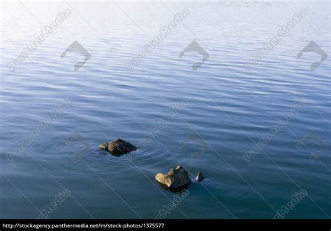 steine in der wasseroberfläche Lizenzfreies Bild 1375577