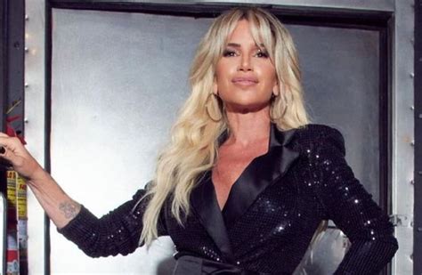 Florencia Peña bailó con una bikini taparrabos desde la playa y les
