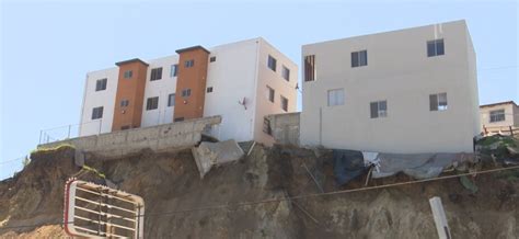 Edificios En Riego Por Derrumbe En Tijuana Baja California Además Hay