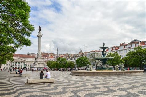 Estatua De Don Pedro IV Y Fuente Del Bronce En La Plaza Rossio Foto De