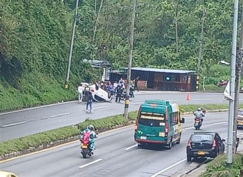 Se Volcó Un Carro En La Vía Panamericana Cerca De La Cárcel De Manizales