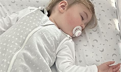 Dressing baby at night with the optimal baby winter sleeping bag - Ergobaby