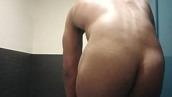 Desnudándose en el Baño del Gimnasio XVIDEOS