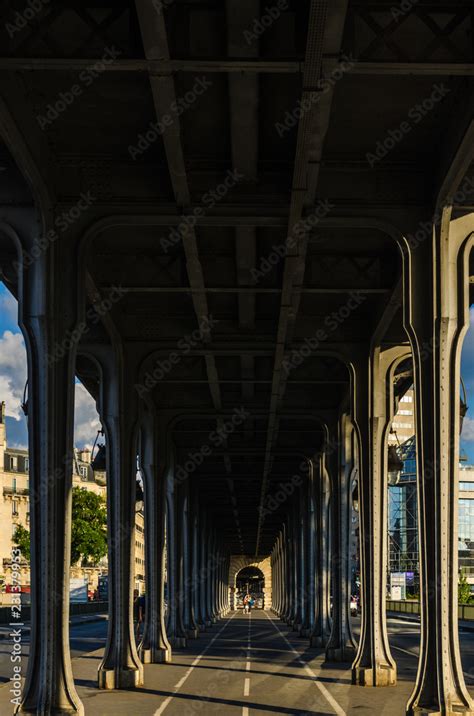 Fototapeta Interior Of The Bir Hakeim Bridge Built By Eiffel And Which