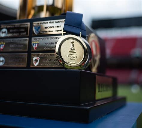 Fluminense X Ldu Conmebol Divulga Medalhas E Bola Da Recopa Veja