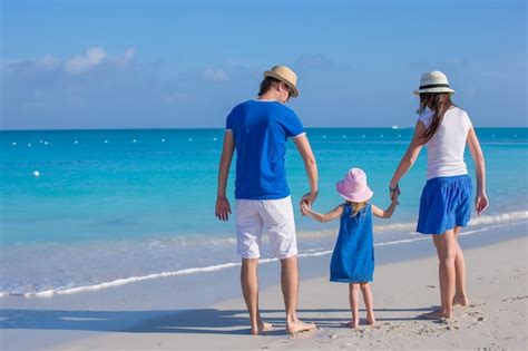 Familia Feliz De Tres Disfrutando De Vacaciones En La Playa Foto Premium