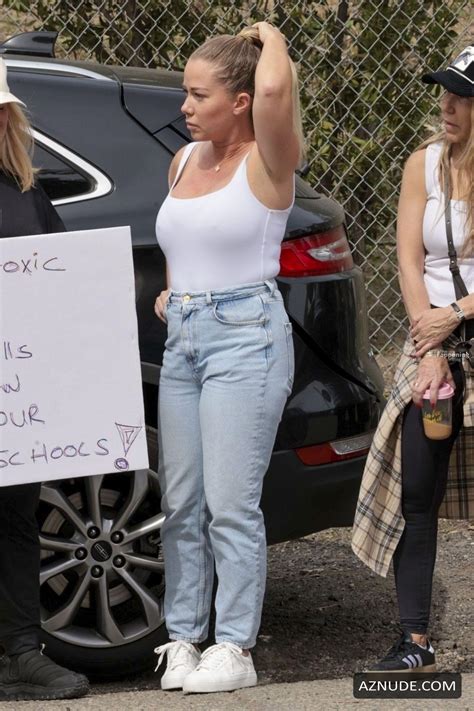 Kendra Wilkinson Sexy Spotted Showing Off Her Hot Nipples At Calabasas Landfill Protest Against