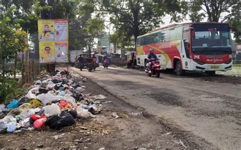 Tumpukan Sampah Di Jalan Raya Laswi Ciparay Dan Di Baleendah Bikin