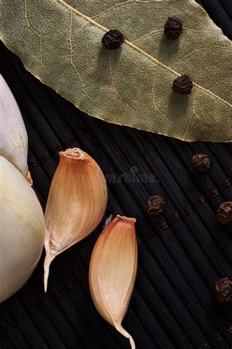 Cebolla Ajo Pimienta Negra Y Hoja De Laurel En Un Fondo De Madera