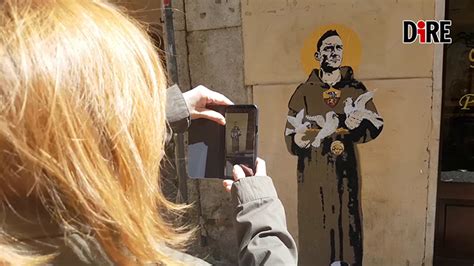 Roma Via Vai Di Tifosi Per Il Murale Di Totti Tra Selfie E Foto