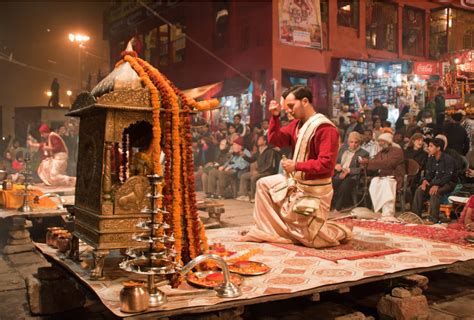 Varanasi Ganga Aarti at Dashashwamedh Ghat - Informations, Attractions ...