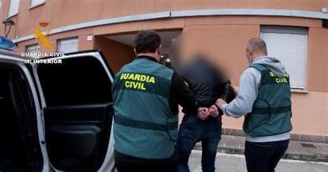 Sucesos Detenido Por Encerrar A Una Mujer En Su Coche En Olmedo Y