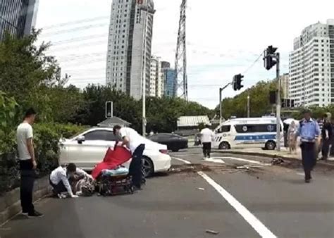 私家車連撞3車後剷上花槽 2人受傷｜即時新聞｜兩岸｜oncc東網