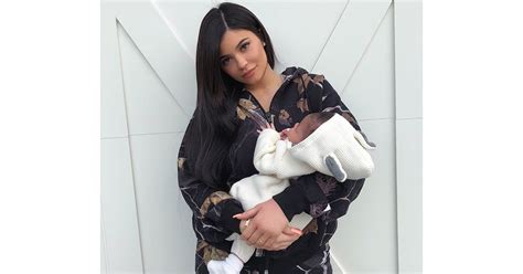 Kylie Jenner S Affiche En Petite Culotte Et Prend La Pose Avec Sa Fille