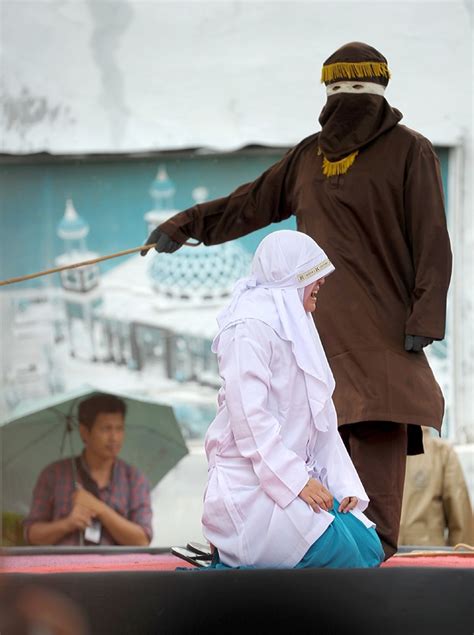 Así Castigan En Indonesia A Las Parejas Por Acercarse Demasiado