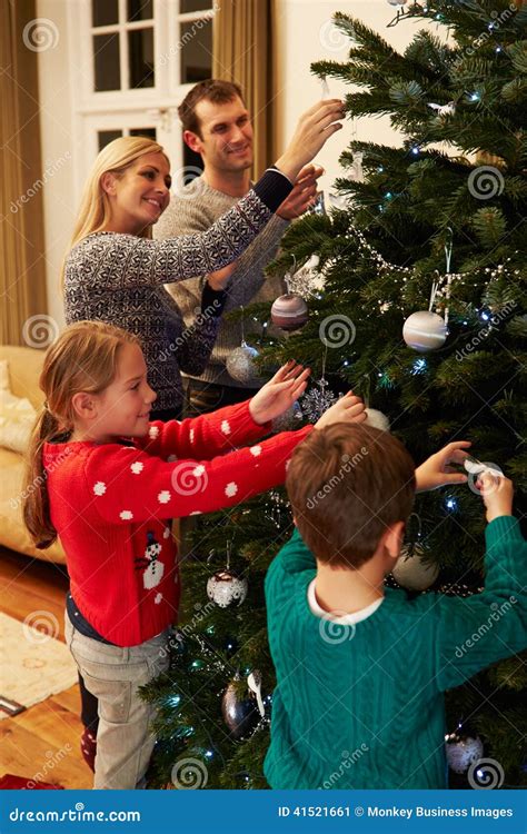 Fam Lia Que Decora A Rvore De Natal Em Casa Junto Imagem De Stock