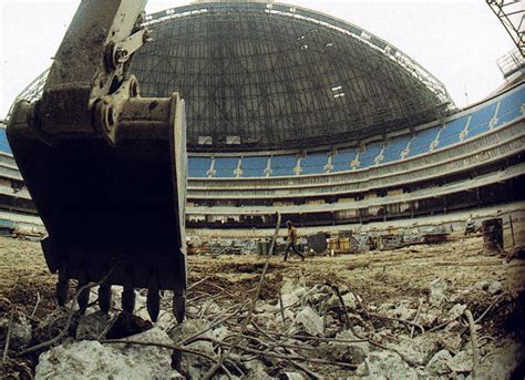 StadiumPage.com - SkyDome Construction